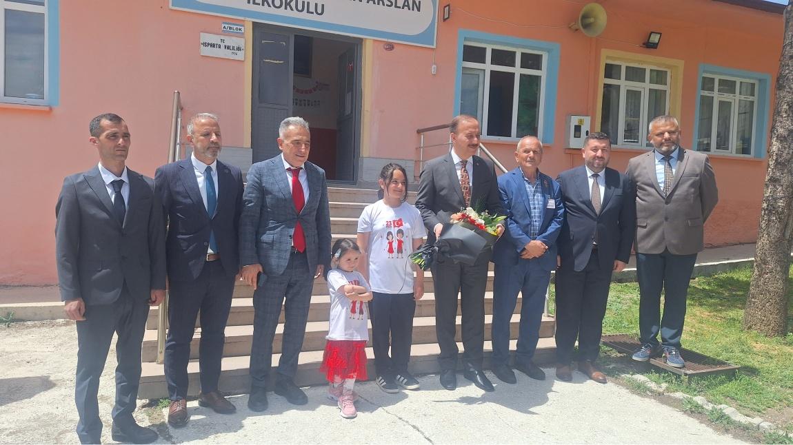 Sayın Valimiz, Kaymakamımız, İl Milli Eğitim Müdürümüz ve İlçe Milli Eğitim Müdürümüz okulumuza adını veren Şehit Gökhan Arslan'ın mevlit yemeğine iştirak ettiler.